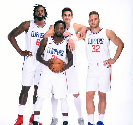 利物浦主场迎战布莱顿，两队战意高昂，利物浦凭借主场优势和阵容完整度有望取胜。（利物浦主场对阵布莱顿，双方斗志旺盛，红军凭主场与人员齐整更有胜算）