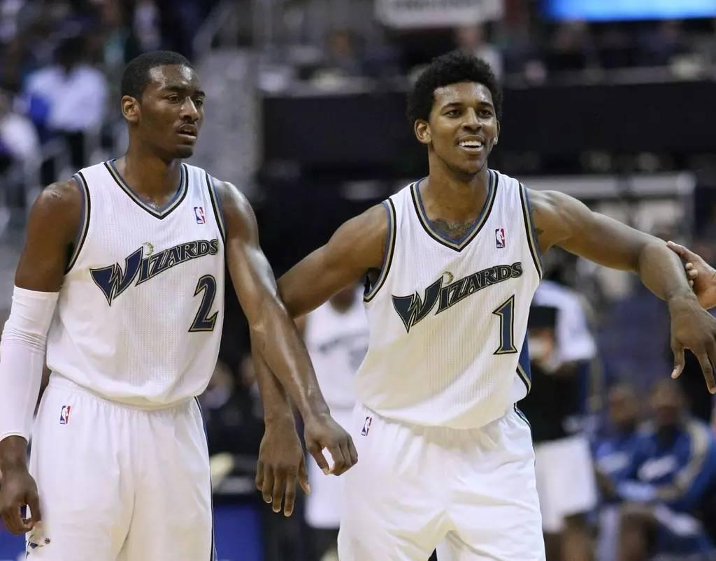 如今足坛的老队友相聚：（足坛昔日队友再度相会：）